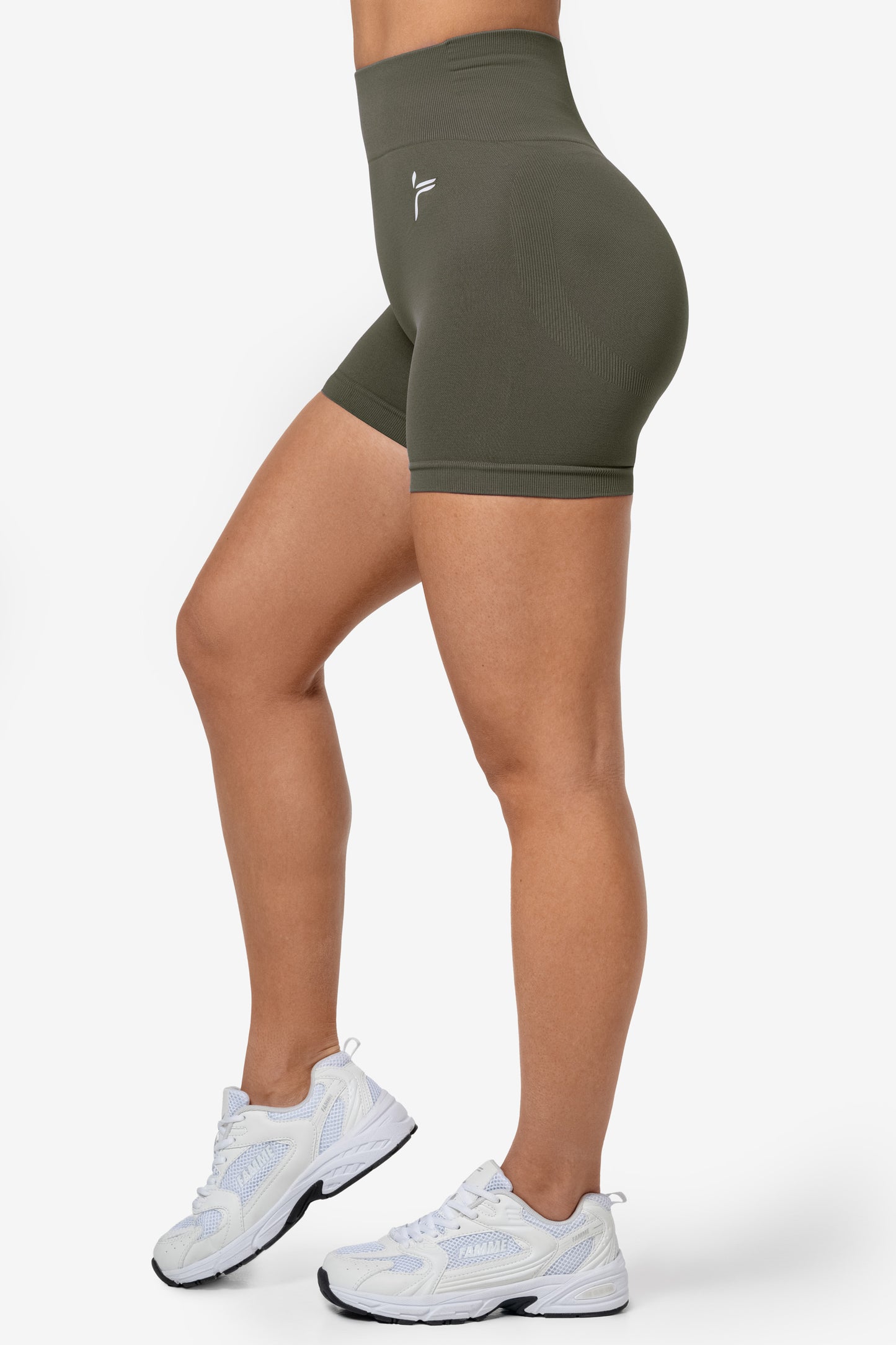 Green Lunge Scrunch Shorts - for dame - Famme - Shorts