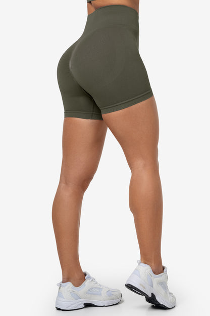 Green Lunge Scrunch Shorts - for dame - Famme - Shorts
